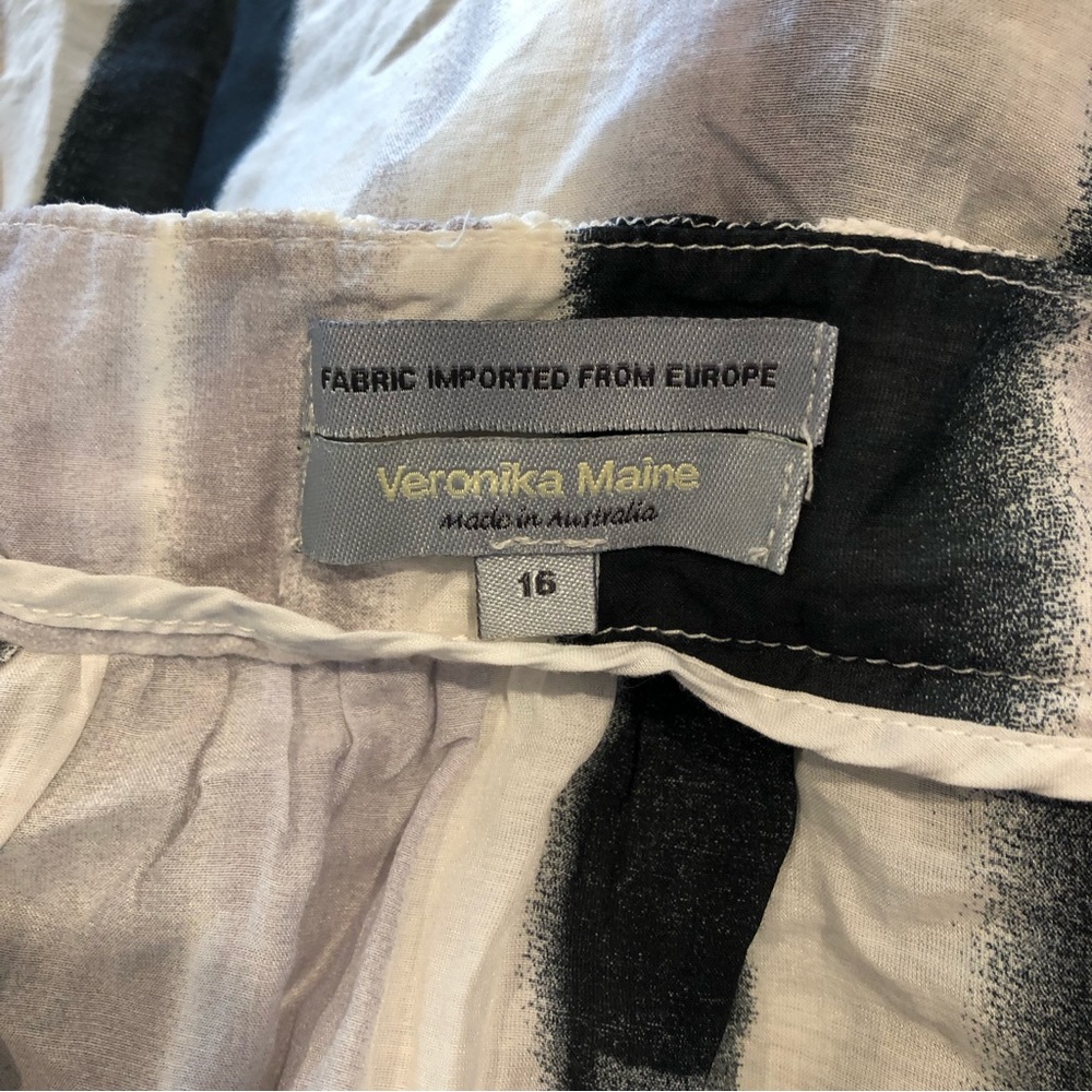 Veronika Maine Size 16 (would fit 14) brushstroke blouse - Picture 3 of 5